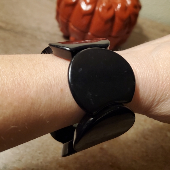 Mod Style Acrylic Bracelet - Picture 2 of 7